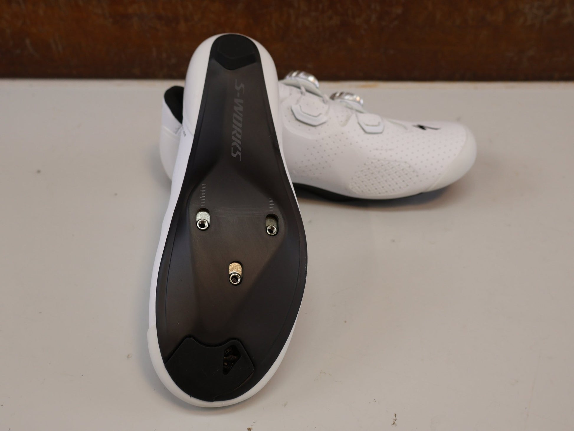 RR-Herrenschuhe von Specialized, SPECIALIZED S-WORKS TORCH / RENNRADSCHUHE / GR. 36 / WEISS / CARBON vor USEDBIKES-OB.DE Hintergrund
