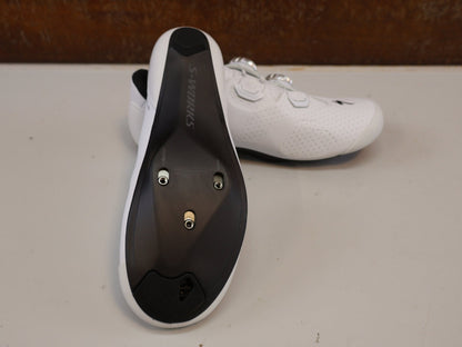 RR-Herrenschuhe von Specialized, SPECIALIZED S-WORKS TORCH / RENNRADSCHUHE / GR. 36 / WEISS / CARBON vor USEDBIKES-OB.DE Hintergrund