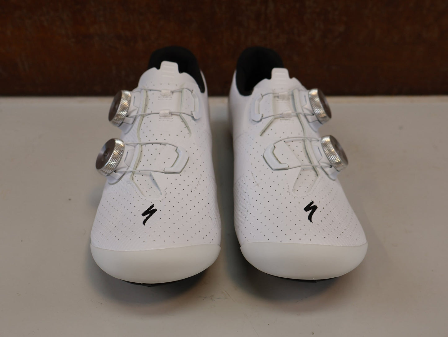 RR-Herrenschuhe von Specialized, SPECIALIZED S-WORKS TORCH / RENNRADSCHUHE / GR. 36 / WEISS / CARBON vor USEDBIKES-OB.DE Hintergrund