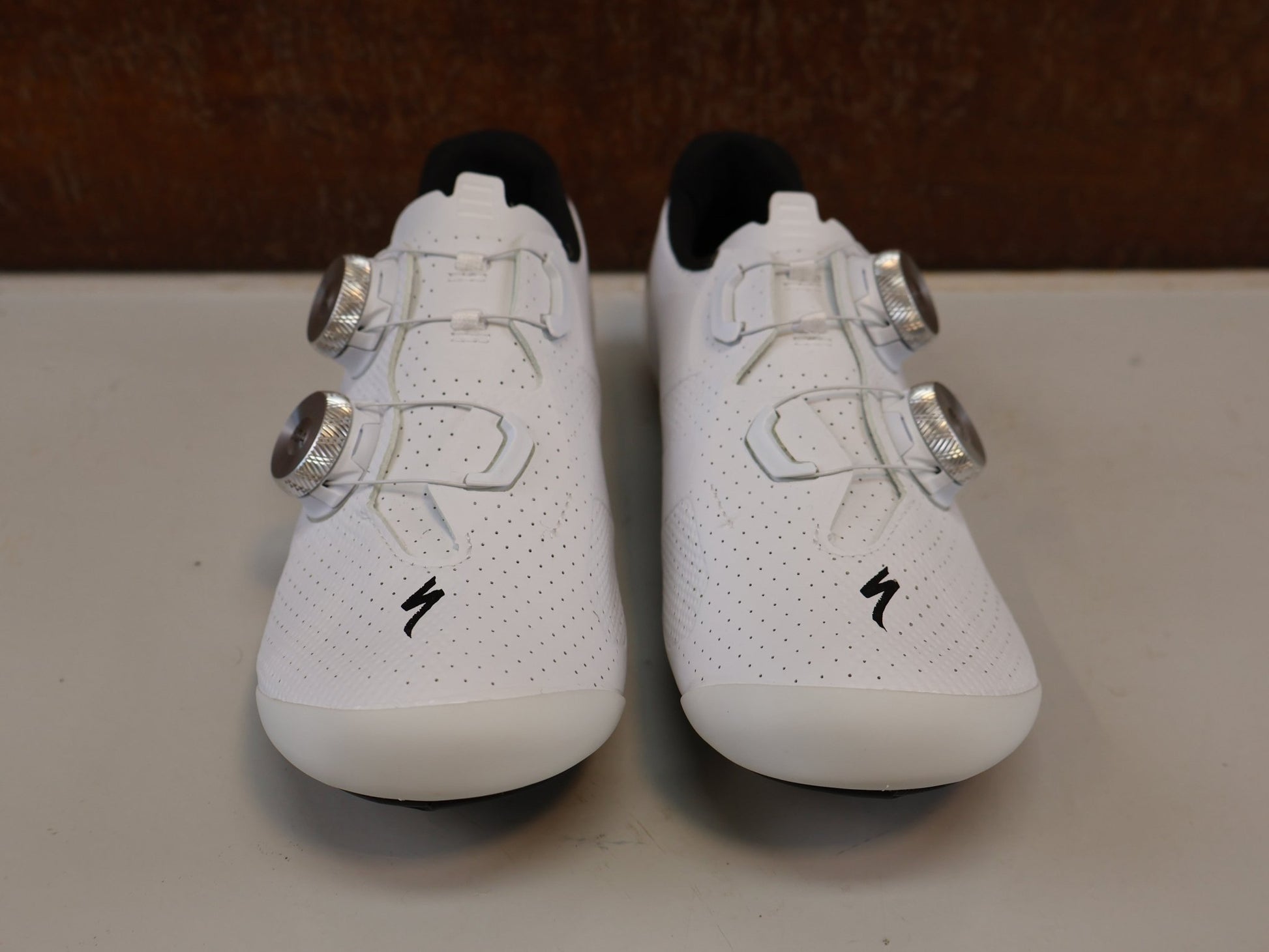 RR-Herrenschuhe von Specialized, SPECIALIZED S-WORKS TORCH / RENNRADSCHUHE / GR. 36 / WEISS / CARBON vor USEDBIKES-OB.DE Hintergrund