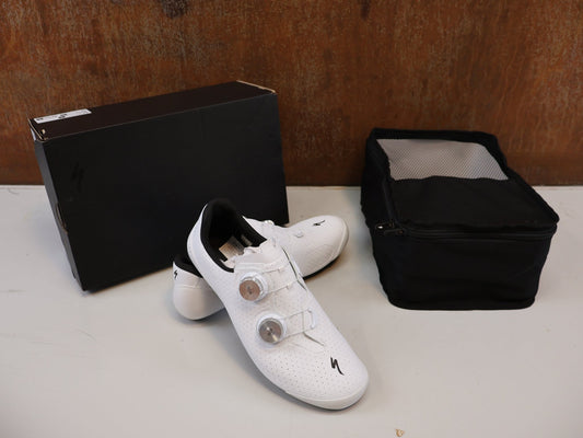 RR-Herrenschuhe von Specialized, SPECIALIZED S-WORKS TORCH / RENNRADSCHUHE / GR. 42 / WEISS / CARBON vor USEDBIKES-OB.DE Hintergrund