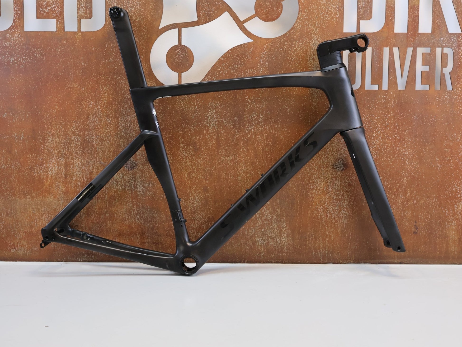 Rennradrahmen von Specialized, SPECIALIZED S - WORKS VENGE FRAMESET / MY20 / GRÖSSE 58 / SATIN CARBON / BASTLERWARE vor USEDBIKES - OB.DE Hintergrund