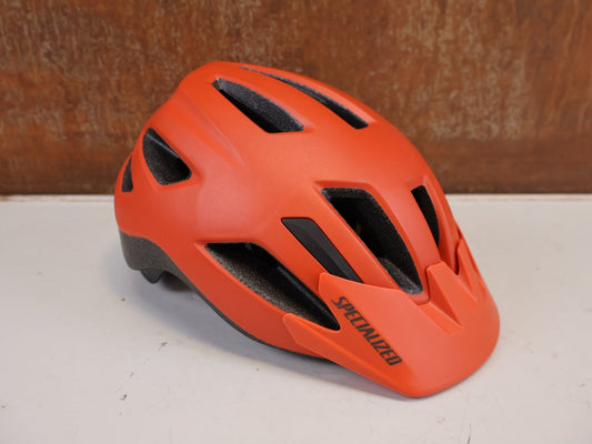 Helme von Specialized, SPECIALIZED SHUFFLE YOUTH LED MIPS HELM REDWOOD KINDER HELM vor USEDBIKES-OB.DE Hintergrund