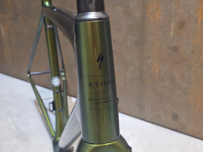 Rennradrahmen von Specialized, SPECIALIZED SWORKS AETHOS RAHMENSET / DISC / 56CM vor USEDBIKES - OB.DE Hintergrund