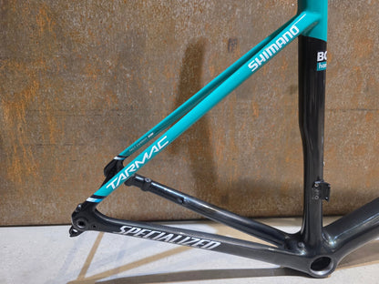 Rennradrahmen von Specialized, SPECIALIZED SWORKS TARMAC DISC RAHMENSET BORA HANSGROHE / 58CM vor USEDBIKES - OB.DE Hintergrund