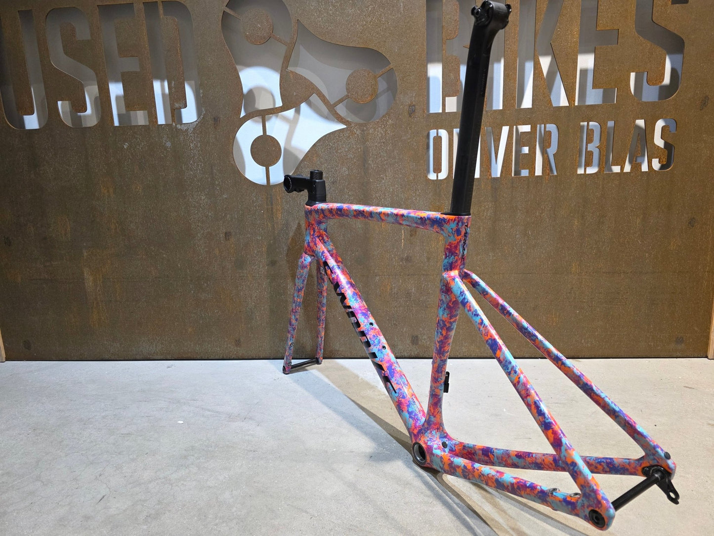 Rennradrahmen von Specialized, SPECIALIZED SWORKS TARMAC SL7 RAHMENSET / DISC / 54CM vor USEDBIKES - OB.DE Hintergrund