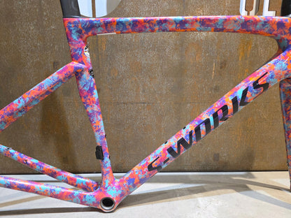 Rennradrahmen von Specialized, SPECIALIZED SWORKS TARMAC SL7 RAHMENSET / DISC / 54CM vor USEDBIKES - OB.DE Hintergrund