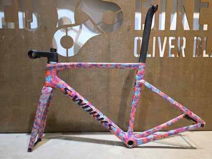Rennradrahmen von Specialized, SPECIALIZED SWORKS TARMAC SL7 RAHMENSET / DISC / 54CM vor USEDBIKES - OB.DE Hintergrund