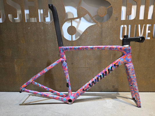 Rennradrahmen von Specialized, SPECIALIZED SWORKS TARMAC SL7 RAHMENSET / DISC / 54CM vor USEDBIKES - OB.DE Hintergrund
