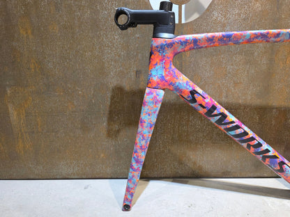 Rennradrahmen von Specialized, SPECIALIZED SWORKS TARMAC SL7 RAHMENSET / DISC / 54CM vor USEDBIKES - OB.DE Hintergrund