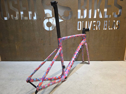 Rennradrahmen von Specialized, SPECIALIZED SWORKS TARMAC SL7 RAHMENSET / DISC / 54CM vor USEDBIKES - OB.DE Hintergrund
