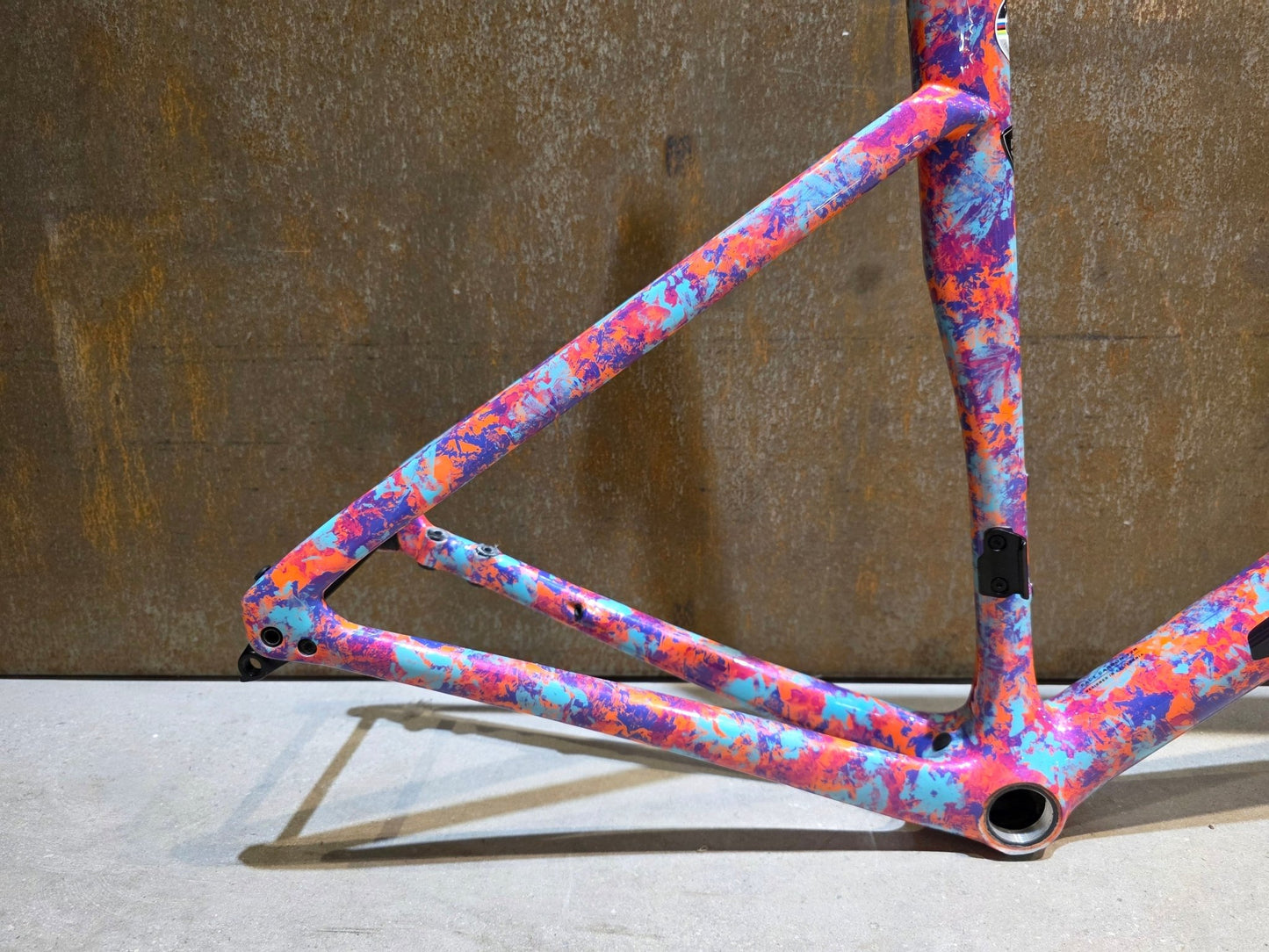 Rennradrahmen von Specialized, SPECIALIZED SWORKS TARMAC SL7 RAHMENSET / DISC / 54CM vor USEDBIKES - OB.DE Hintergrund