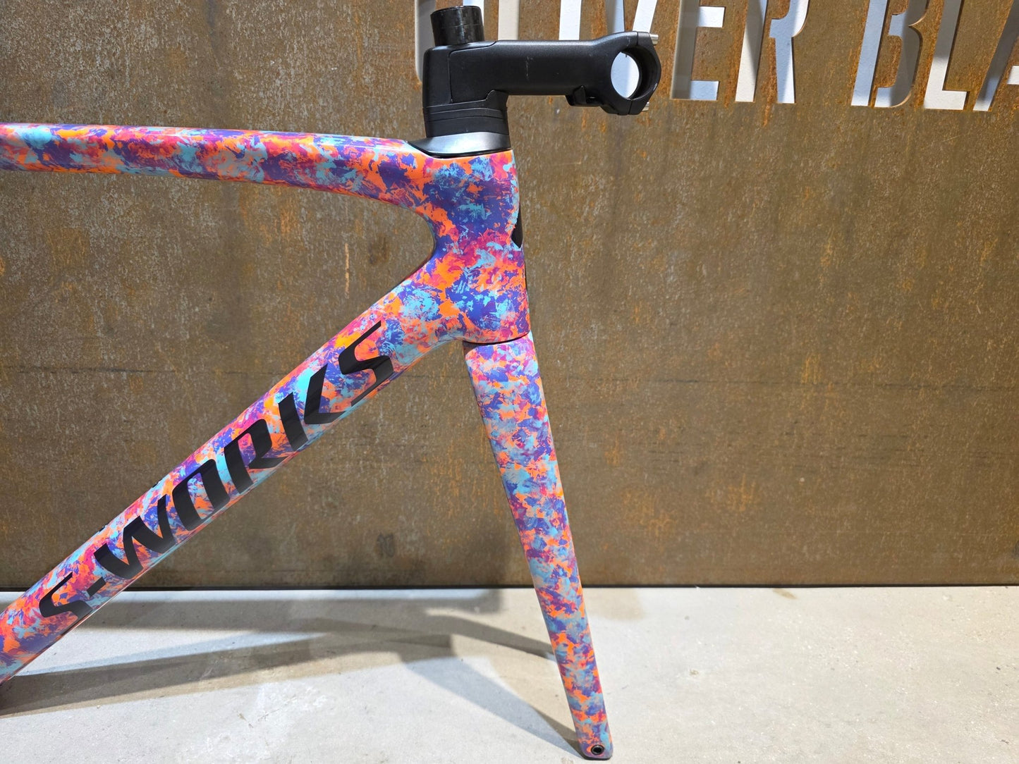 Rennradrahmen von Specialized, SPECIALIZED SWORKS TARMAC SL7 RAHMENSET / DISC / 54CM vor USEDBIKES - OB.DE Hintergrund