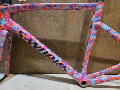 Rennradrahmen von Specialized, SPECIALIZED SWORKS TARMAC SL7 RAHMENSET / DISC / 54CM vor USEDBIKES - OB.DE Hintergrund