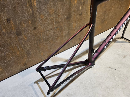 Rennradrahmen von Specialized, SPECIALIZED SWORKS TARMAC SL8 RAHMENSET / DISC / 56CM vor USEDBIKES - OB.DE Hintergrund