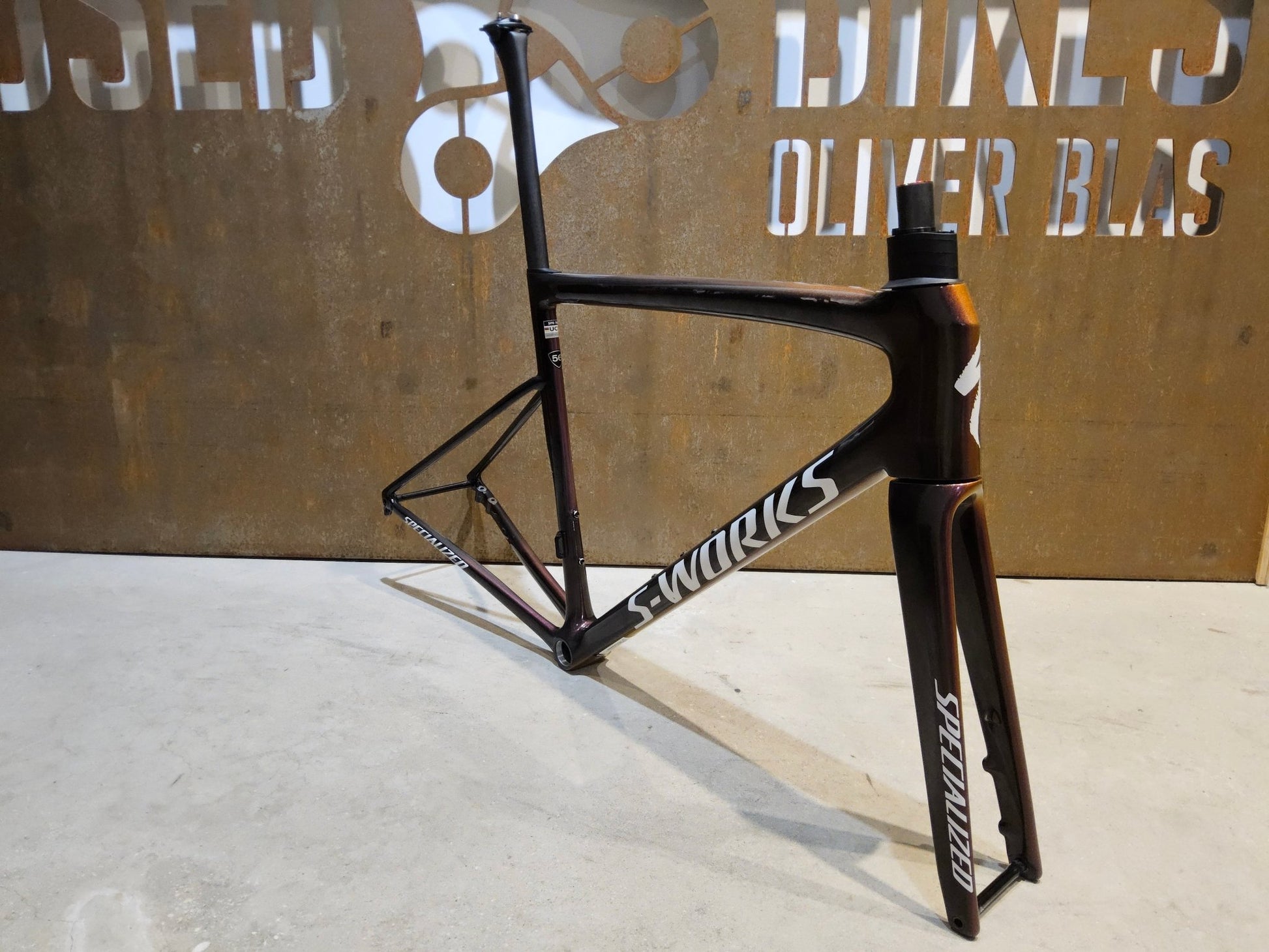 Rennradrahmen von Specialized, SPECIALIZED SWORKS TARMAC SL8 RAHMENSET / DISC / 56CM vor USEDBIKES - OB.DE Hintergrund