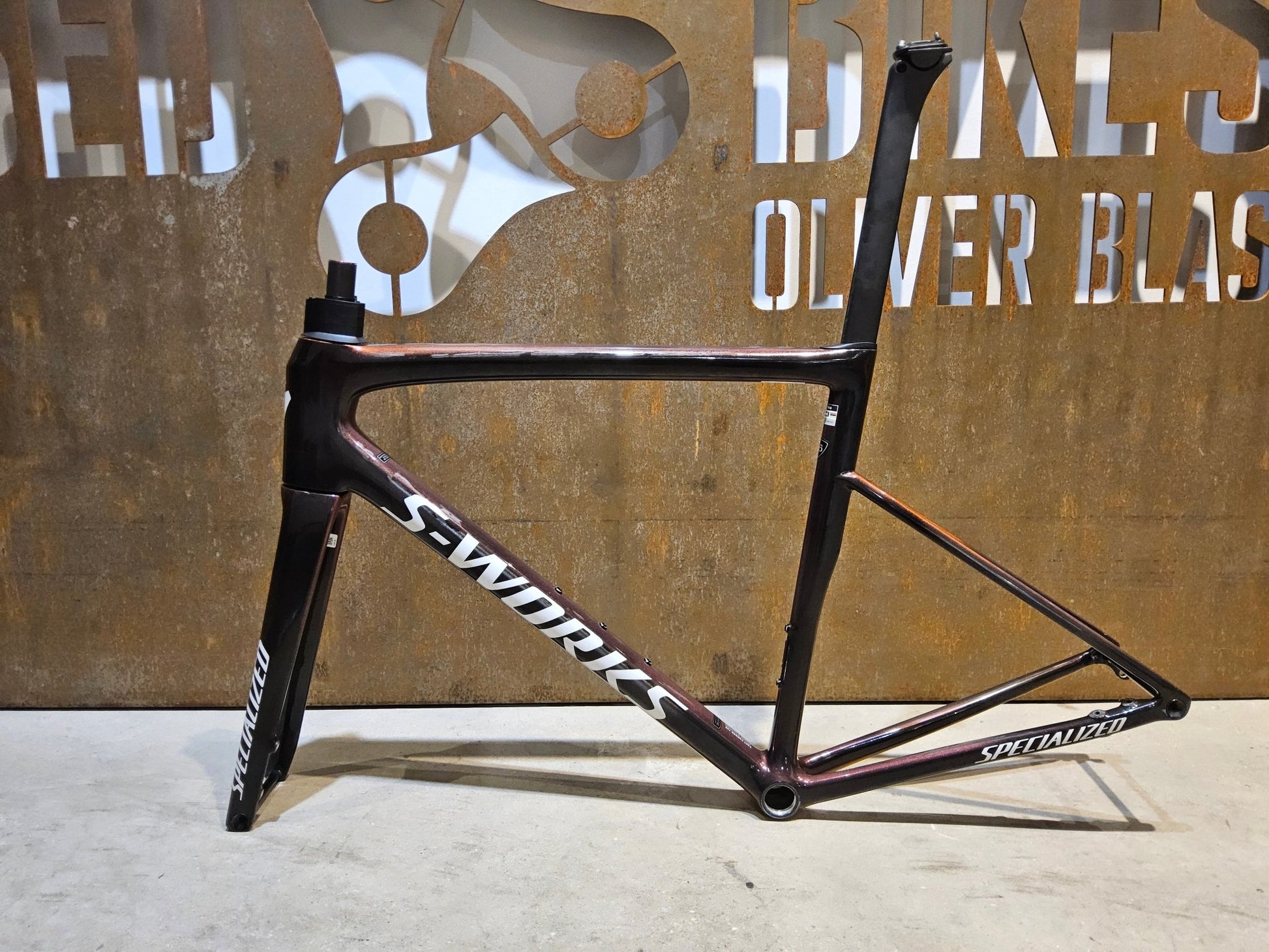 Rennradrahmen von Specialized, SPECIALIZED SWORKS TARMAC SL8 RAHMENSET / DISC / 56CM vor USEDBIKES - OB.DE Hintergrund
