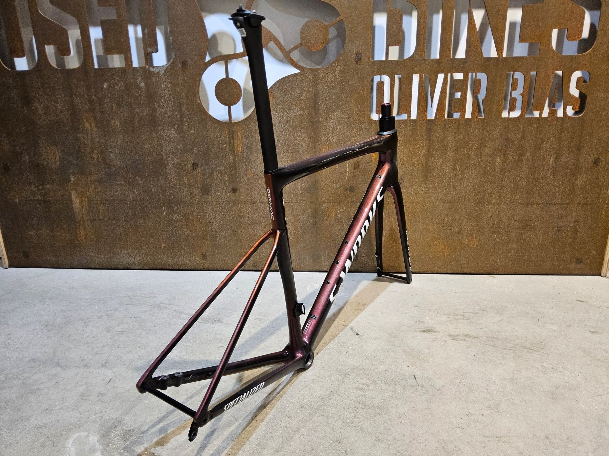 Rennradrahmen von Specialized, SPECIALIZED SWORKS TARMAC SL8 RAHMENSET / DISC / 56CM vor USEDBIKES - OB.DE Hintergrund