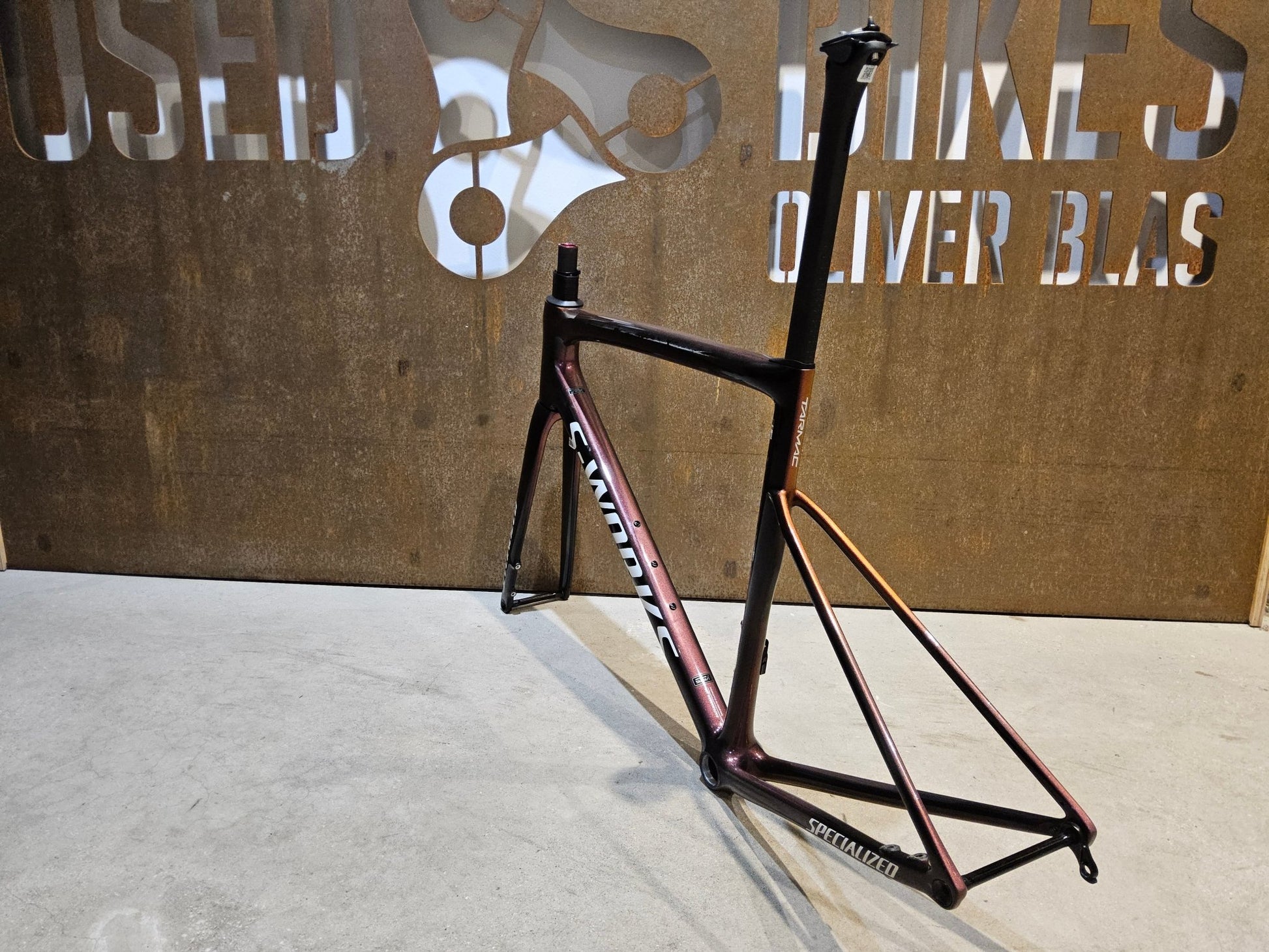Rennradrahmen von Specialized, SPECIALIZED SWORKS TARMAC SL8 RAHMENSET / DISC / 56CM vor USEDBIKES - OB.DE Hintergrund