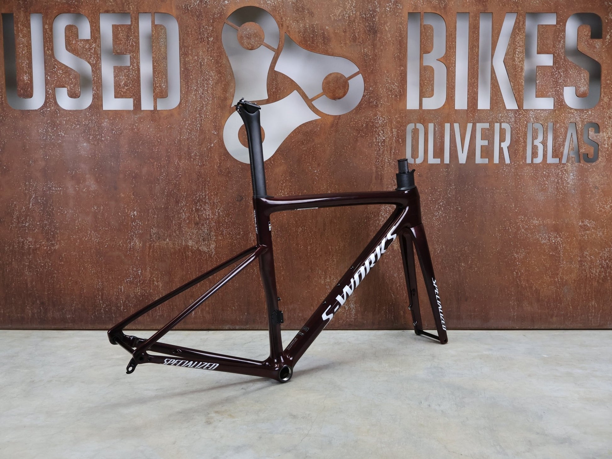 Rennradrahmen von Specialized, SPECIALIZED SWORKS TARMAC SL8 RAHMENSET / RED TO BLACK PEARL / DISC / 49CM vor USEDBIKES - OB.DE Hintergrund