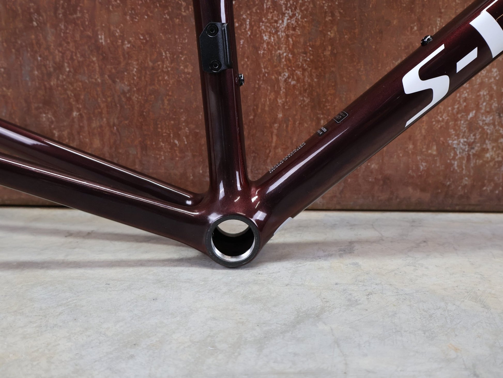 Rennradrahmen von Specialized, SPECIALIZED SWORKS TARMAC SL8 RAHMENSET / RED TO BLACK PEARL / DISC / 49CM vor USEDBIKES - OB.DE Hintergrund