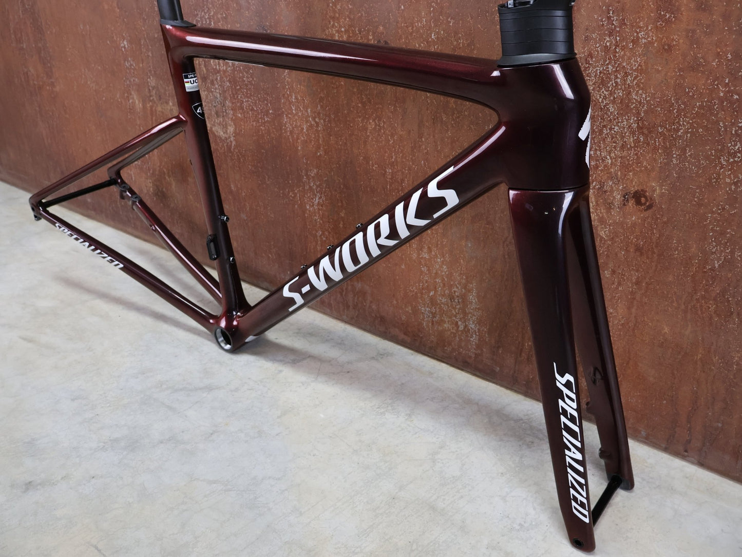 Rennradrahmen von Specialized, SPECIALIZED SWORKS TARMAC SL8 RAHMENSET / RED TO BLACK PEARL / DISC / 49CM vor USEDBIKES - OB.DE Hintergrund