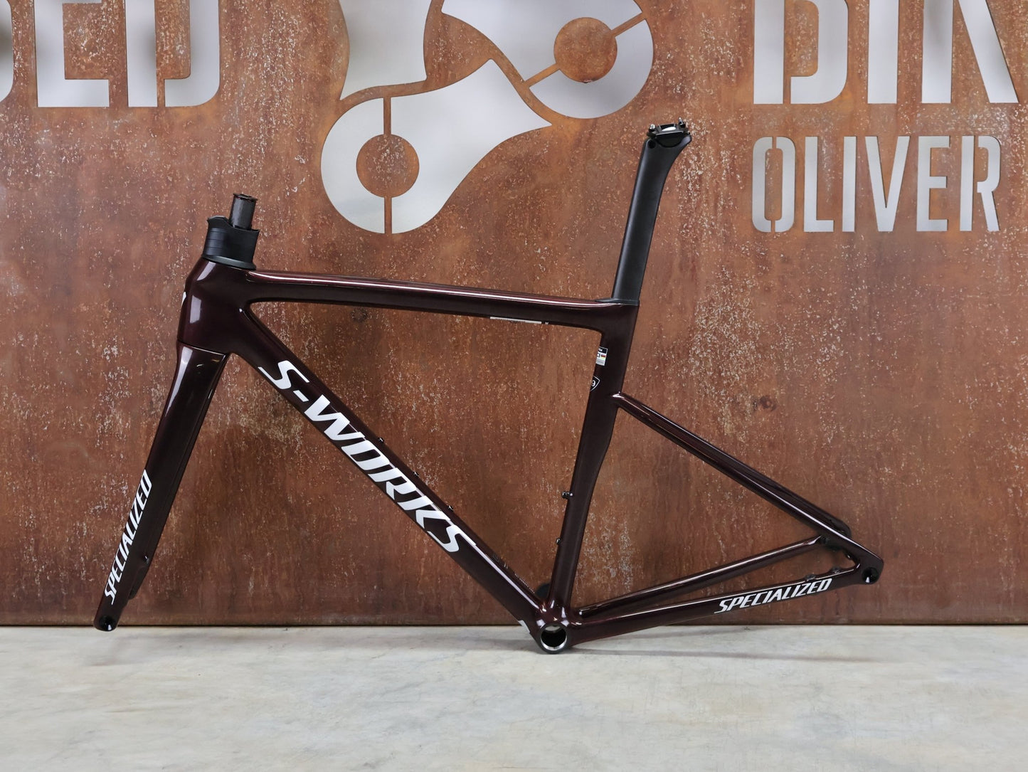 Rennradrahmen von Specialized, SPECIALIZED SWORKS TARMAC SL8 RAHMENSET / RED TO BLACK PEARL / DISC / 49CM vor USEDBIKES - OB.DE Hintergrund