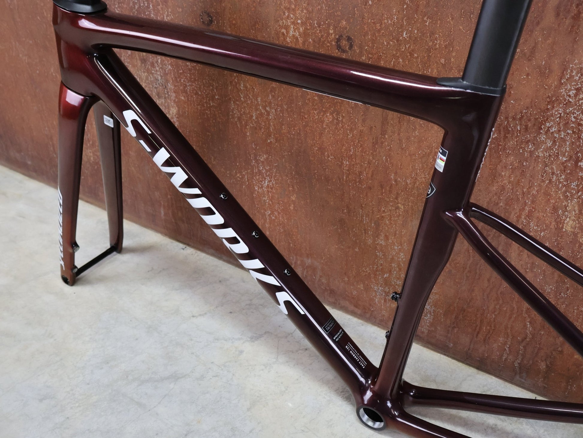 Rennradrahmen von Specialized, SPECIALIZED SWORKS TARMAC SL8 RAHMENSET / RED TO BLACK PEARL / DISC / 49CM vor USEDBIKES - OB.DE Hintergrund