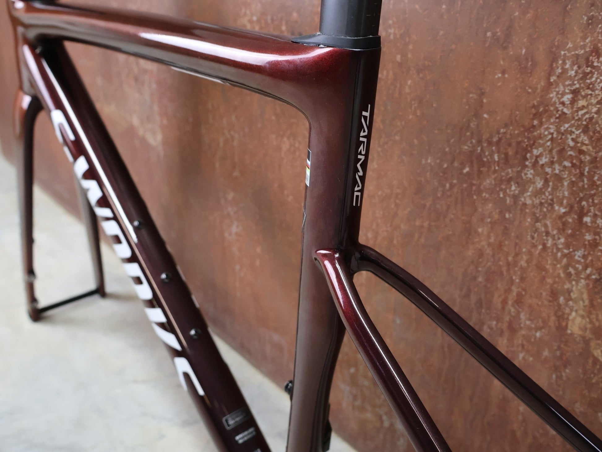 Rennradrahmen von Specialized, SPECIALIZED SWORKS TARMAC SL8 RAHMENSET / RED TO BLACK PEARL / DISC / 49CM vor USEDBIKES - OB.DE Hintergrund