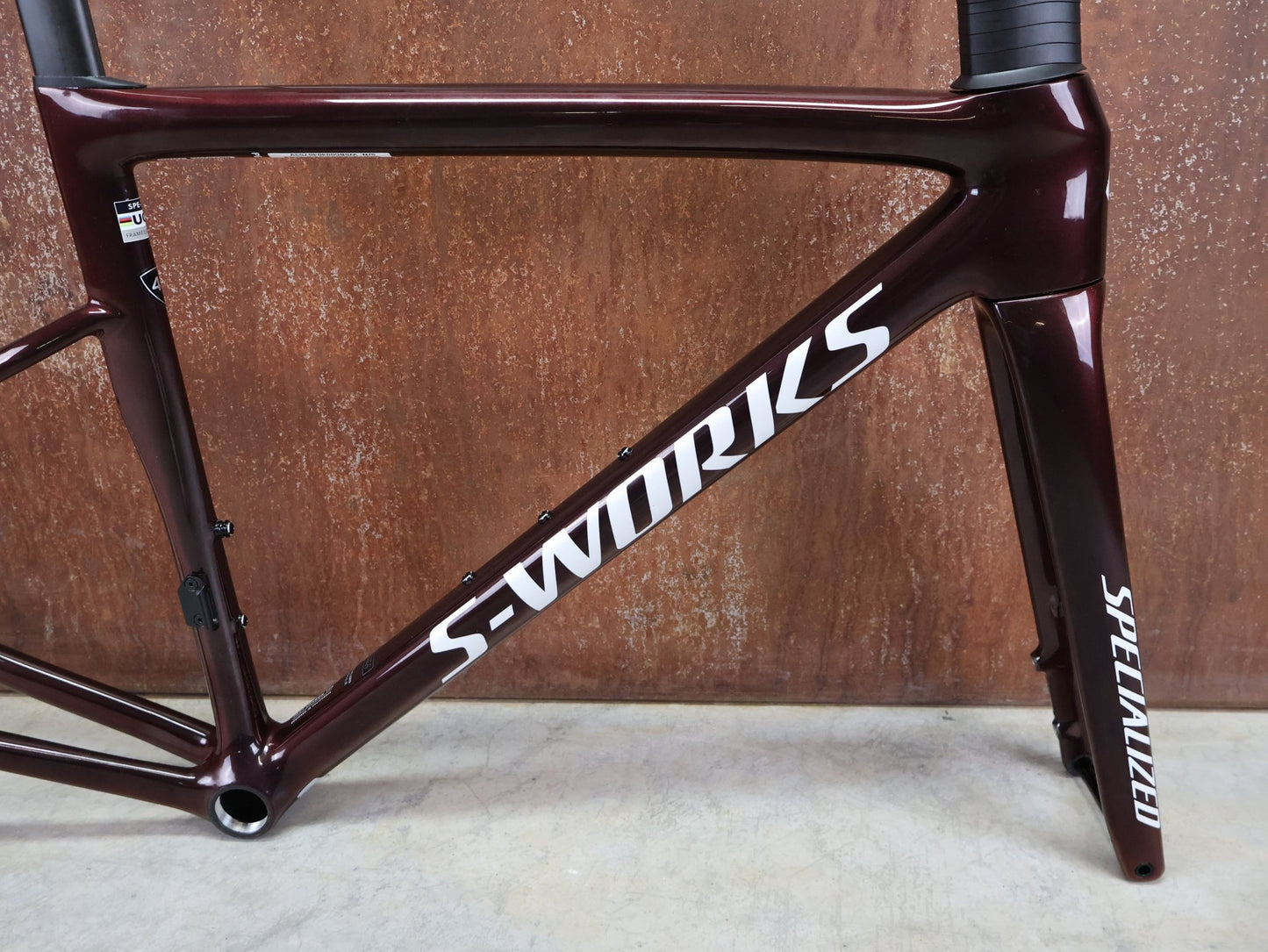 Rennradrahmen von Specialized, SPECIALIZED SWORKS TARMAC SL8 RAHMENSET / RED TO BLACK PEARL / DISC / 49CM vor USEDBIKES - OB.DE Hintergrund