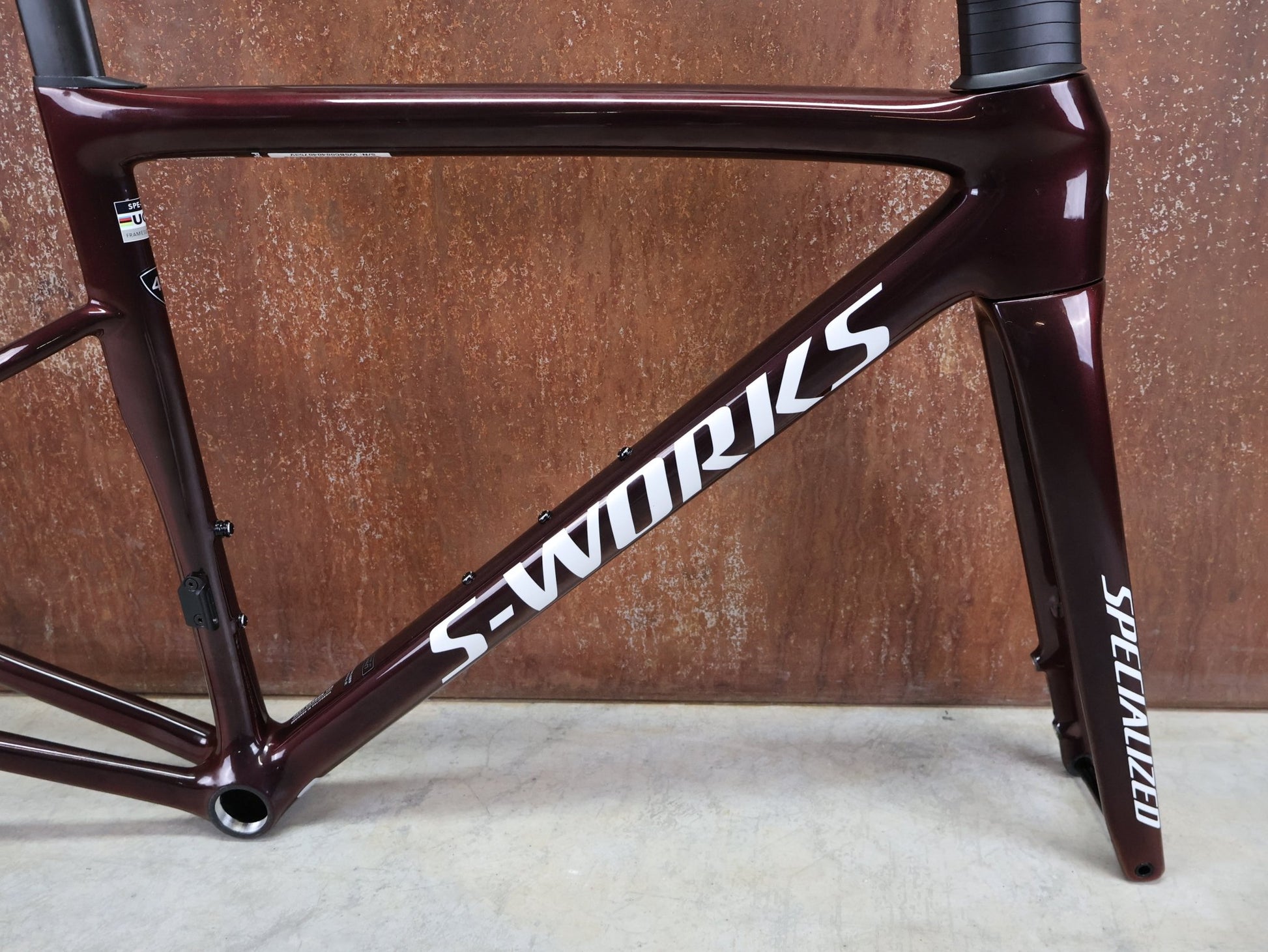 Rennradrahmen von Specialized, SPECIALIZED SWORKS TARMAC SL8 RAHMENSET / RED TO BLACK PEARL / DISC / 49CM vor USEDBIKES - OB.DE Hintergrund