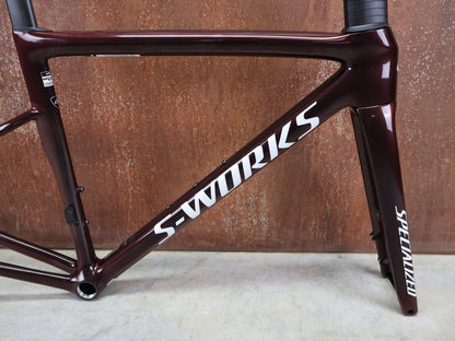 Rennradrahmen von Specialized, SPECIALIZED SWORKS TARMAC SL8 RAHMENSET / RED TO BLACK PEARL / DISC / 49CM vor USEDBIKES - OB.DE Hintergrund