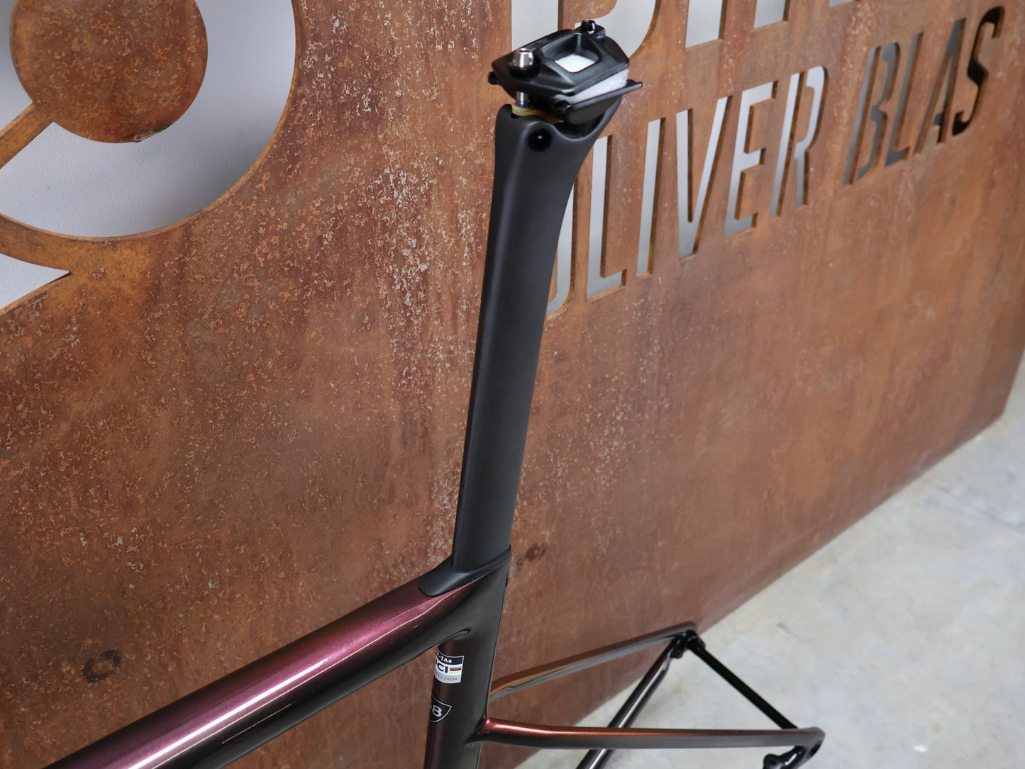 Rennradrahmen von Specialized, SPECIALIZED SWORKS TARMAC SL8 RAHMENSET / RED TO BLACK PEARL / DISC / 58CM vor USEDBIKES - OB.DE Hintergrund