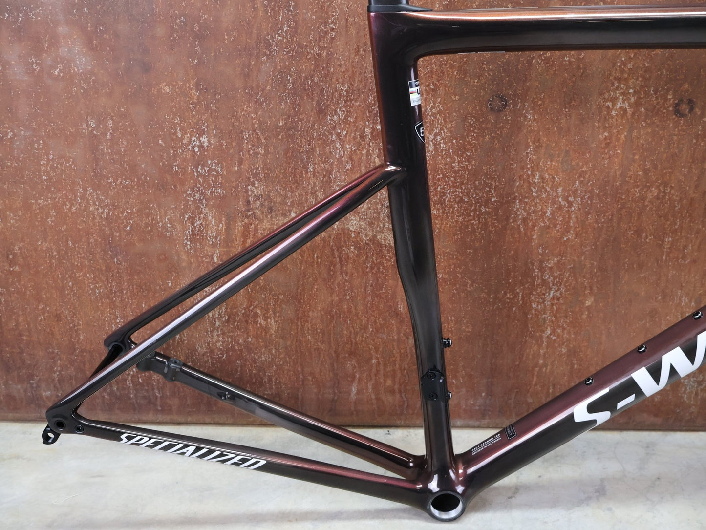 Rennradrahmen von Specialized, SPECIALIZED SWORKS TARMAC SL8 RAHMENSET / RED TO BLACK PEARL / DISC / 58CM vor USEDBIKES - OB.DE Hintergrund