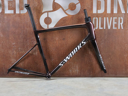 Rennradrahmen von Specialized, SPECIALIZED SWORKS TARMAC SL8 RAHMENSET / RED TO BLACK PEARL / DISC / 58CM vor USEDBIKES - OB.DE Hintergrund