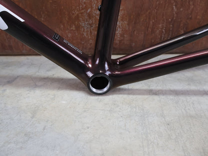 Rennradrahmen von Specialized, SPECIALIZED SWORKS TARMAC SL8 RAHMENSET / RED TO BLACK PEARL / DISC / 58CM vor USEDBIKES - OB.DE Hintergrund