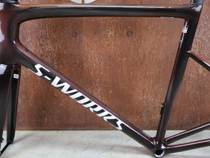 Rennradrahmen von Specialized, SPECIALIZED SWORKS TARMAC SL8 RAHMENSET / RED TO BLACK PEARL / DISC / 58CM vor USEDBIKES - OB.DE Hintergrund