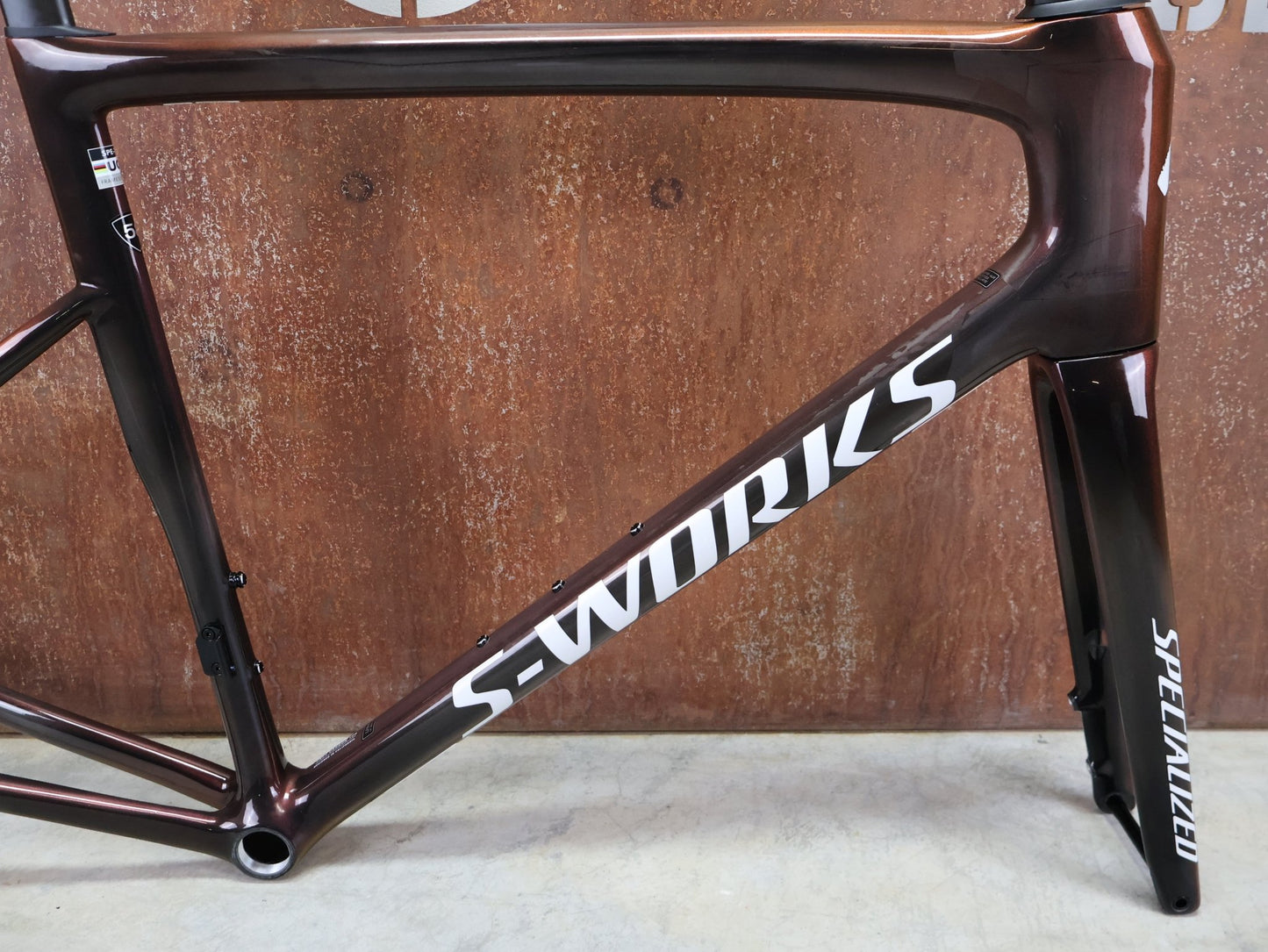 Rennradrahmen von Specialized, SPECIALIZED SWORKS TARMAC SL8 RAHMENSET / RED TO BLACK PEARL / DISC / 58CM vor USEDBIKES - OB.DE Hintergrund