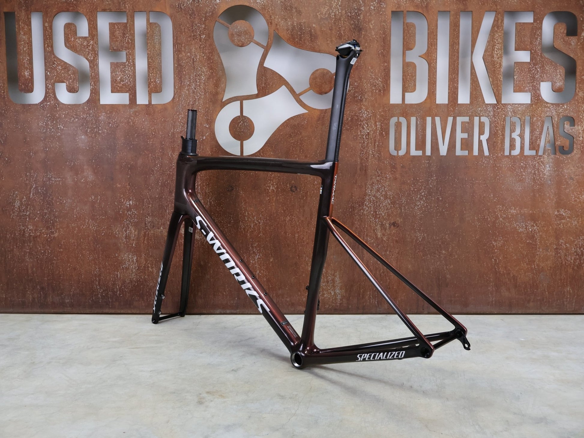 Rennradrahmen von Specialized, SPECIALIZED SWORKS TARMAC SL8 RAHMENSET / RED TO BLACK PEARL / DISC / 58CM vor USEDBIKES - OB.DE Hintergrund