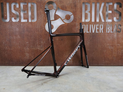 Rennradrahmen von Specialized, SPECIALIZED SWORKS TARMAC SL8 RAHMENSET / RED TO BLACK PEARL / DISC / 58CM vor USEDBIKES - OB.DE Hintergrund