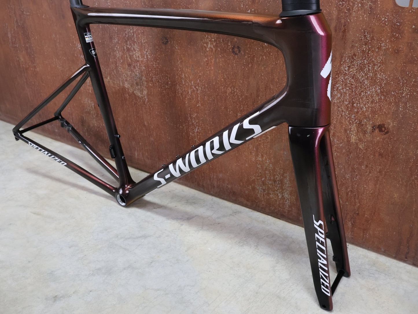 Rennradrahmen von Specialized, SPECIALIZED SWORKS TARMAC SL8 RAHMENSET / RED TO BLACK PEARL / DISC / 58CM vor USEDBIKES - OB.DE Hintergrund