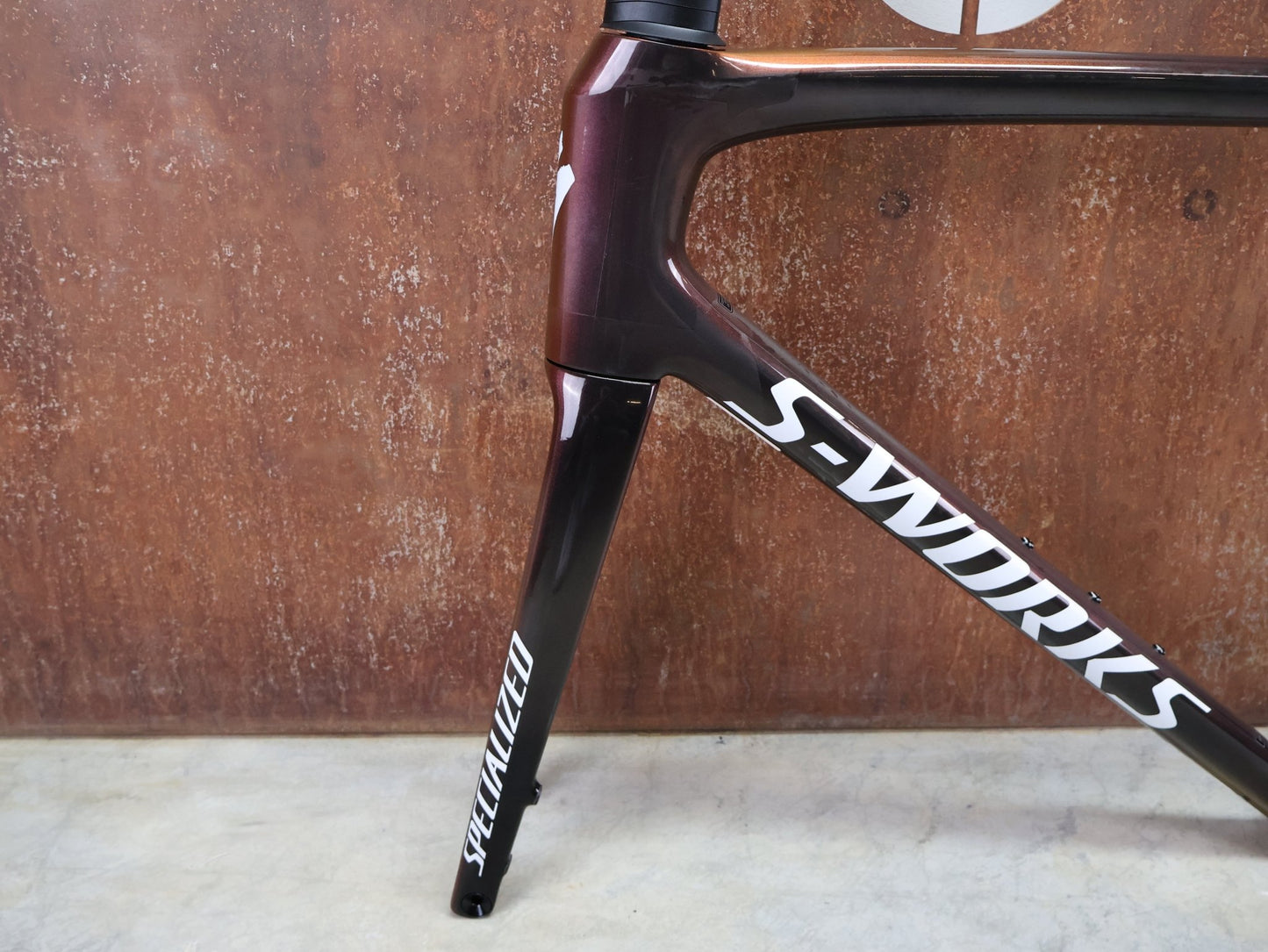 Rennradrahmen von Specialized, SPECIALIZED SWORKS TARMAC SL8 RAHMENSET / RED TO BLACK PEARL / DISC / 58CM vor USEDBIKES - OB.DE Hintergrund