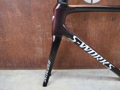 Rennradrahmen von Specialized, SPECIALIZED SWORKS TARMAC SL8 RAHMENSET / RED TO BLACK PEARL / DISC / 58CM vor USEDBIKES - OB.DE Hintergrund