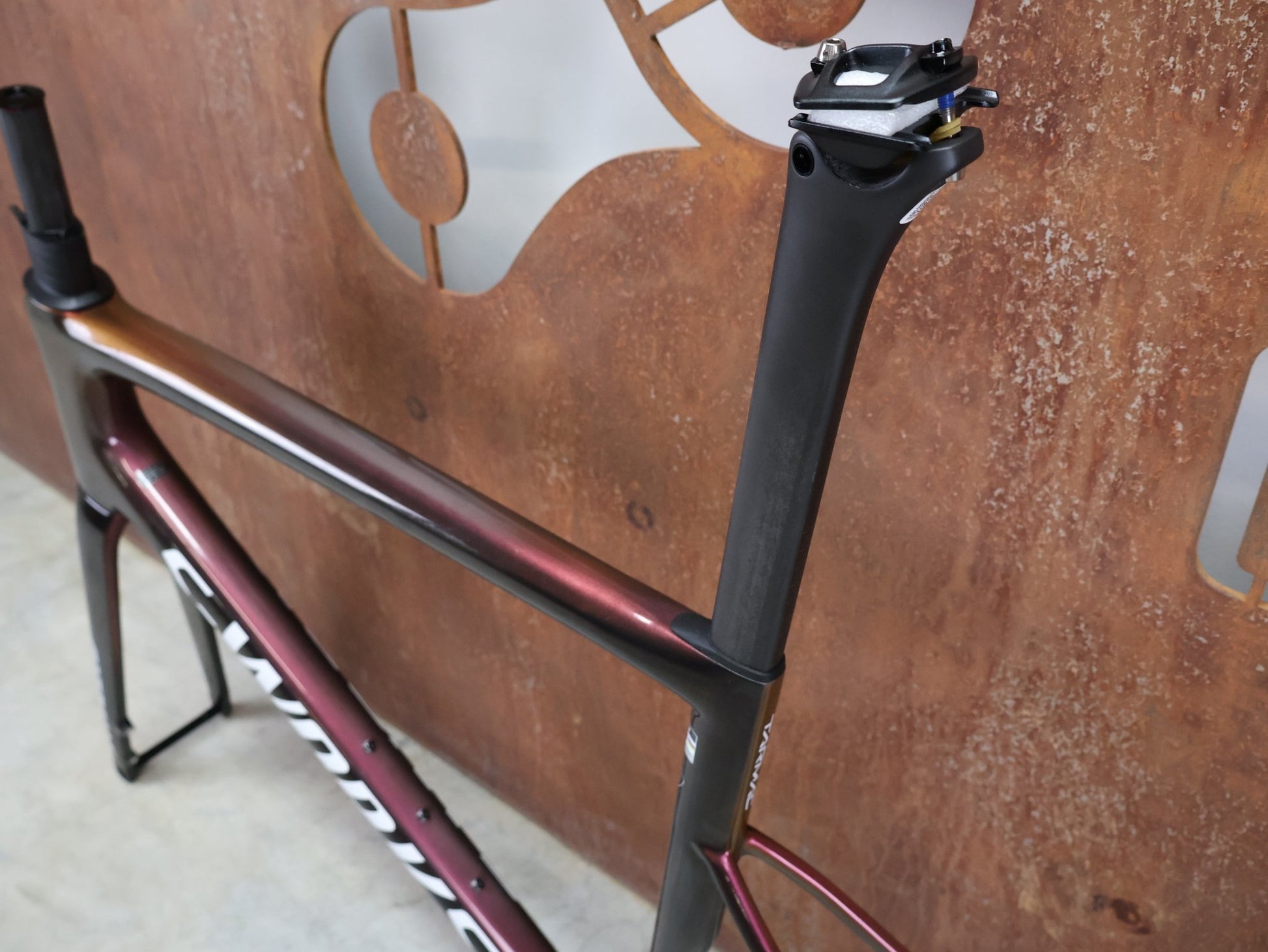 Rennradrahmen von Specialized, SPECIALIZED SWORKS TARMAC SL8 RAHMENSET / RED TO BLACK PEARL / DISC / 58CM vor USEDBIKES - OB.DE Hintergrund