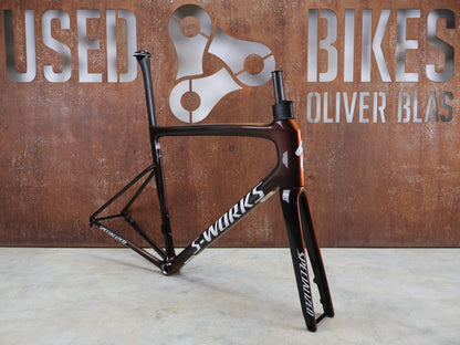 Rennradrahmen von Specialized, SPECIALIZED SWORKS TARMAC SL8 RAHMENSET / RED TO BLACK PEARL / DISC / 58CM vor USEDBIKES - OB.DE Hintergrund