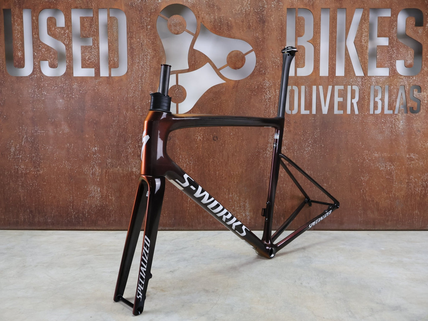 Rennradrahmen von Specialized, SPECIALIZED SWORKS TARMAC SL8 RAHMENSET / RED TO BLACK PEARL / DISC / 58CM vor USEDBIKES - OB.DE Hintergrund