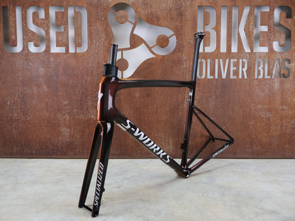 Rennradrahmen von Specialized, SPECIALIZED SWORKS TARMAC SL8 RAHMENSET / RED TO BLACK PEARL / DISC / 58CM vor USEDBIKES - OB.DE Hintergrund