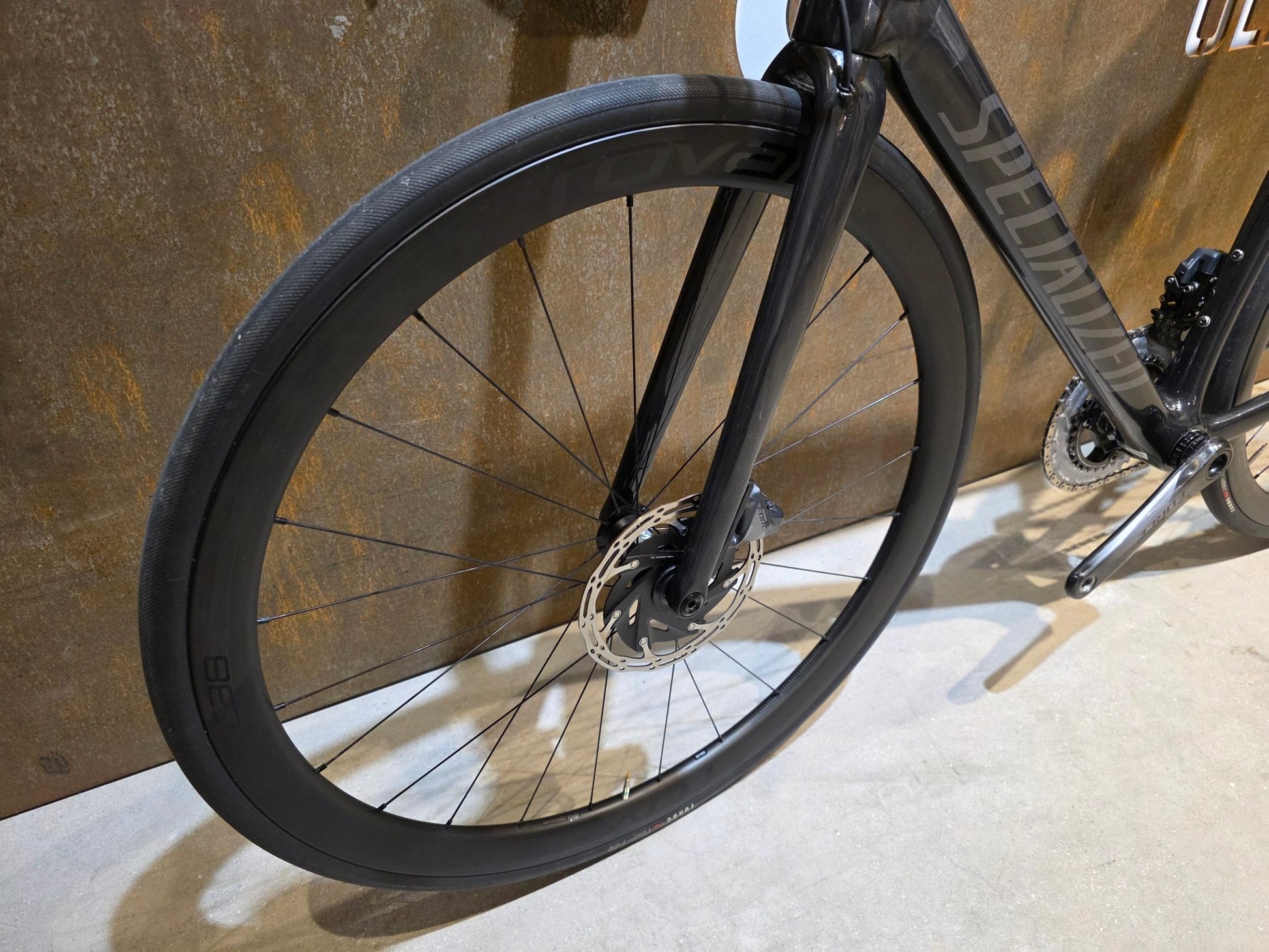 Rennrad von Specialized, SPECIALIZED TARMAC SL 6 SPORT / CUSTOMBUILD / 54CM vor USEDBIKES - OB.DE Hintergrund