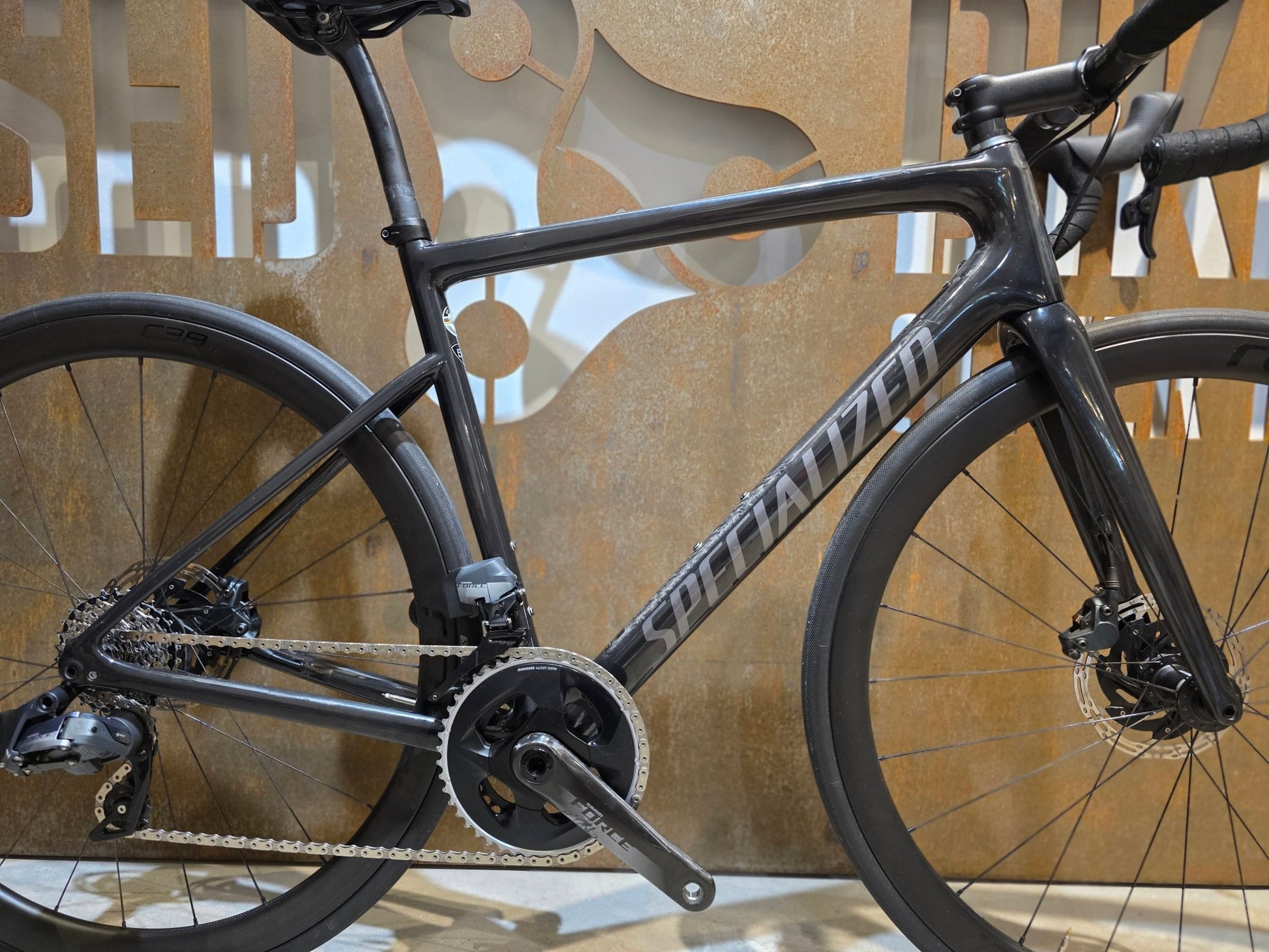 Rennrad von Specialized, SPECIALIZED TARMAC SL 6 SPORT / CUSTOMBUILD / 54CM vor USEDBIKES - OB.DE Hintergrund