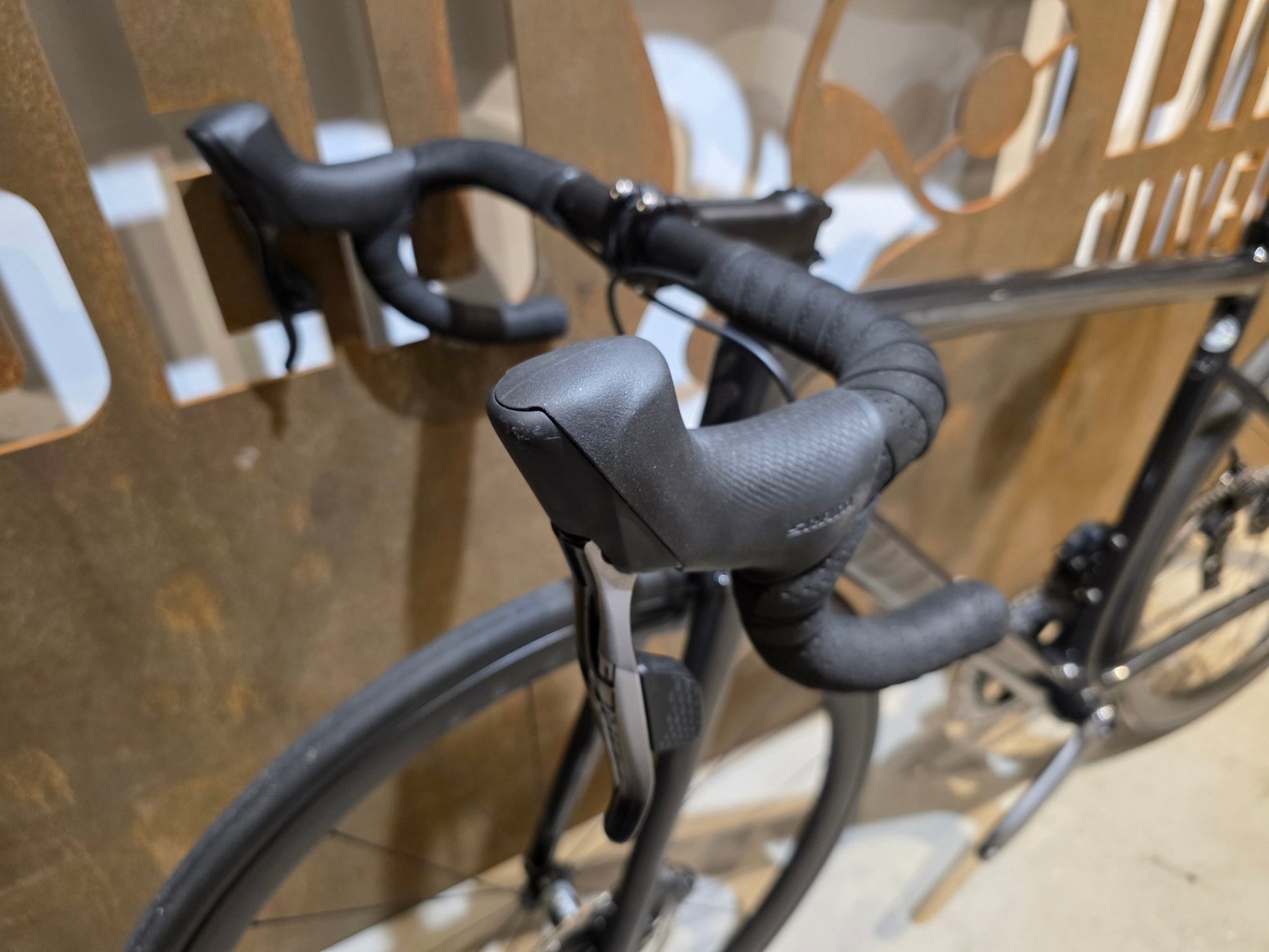 Rennrad von Specialized, SPECIALIZED TARMAC SL 6 SPORT / CUSTOMBUILD / 54CM vor USEDBIKES - OB.DE Hintergrund
